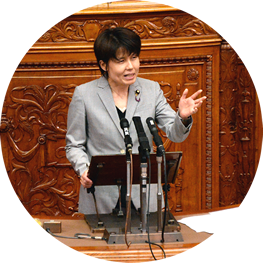 参議院議員吉川さおり：国会議事堂の前で